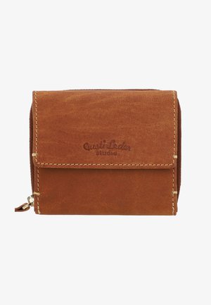 Portafoglio in pelle marrone con cuciture beige visibili e chiusura a patta, con rilievo "Just Leder Studio" sul davanti.