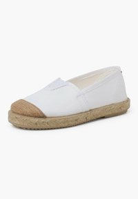 Chaussure slip-on blanche en toile avec un capuchon en jute tressé, semelle plate et panneaux élastiques sur les côtés pour un enfilage facile. Design simple avec une texture légère.