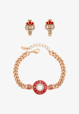 Brățară cu ton auriu, cu pandantiv numeral roman roșu și accente de cristal, asortată cu cercei pătrați roșii și cu cristale.