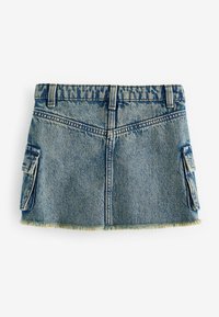 Denim-minikjol med fransad nederkant, med två sidofickor, en ljusblå färg och synlig sömnad längs sömmarna.