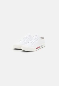 Scarpe da tennis bianche in tela con punta rotonda, suola in gomma piatta e strisce laterali rosse e blu. Presentano una chiusura con lacci e cuciture rinforzate.