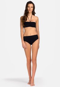 Czarny bikini top w stylu bandeau z marszczonym materiałem, połączony z czarnymi, wysokimi majtkami bikini, wykonanymi z gładkiego materiału.