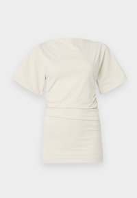 T-shirt à manches courtes et col rond en tissu doux de couleur blanc cassé, avec un design froncé sur le côté pour une silhouette épurée et une texture lisse.