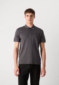 Šedá polo košeľa so slim fit strihom, krátkymi rukávmi a golierom. Obsahuje textúrované logo na hrudi a hladký materiál.