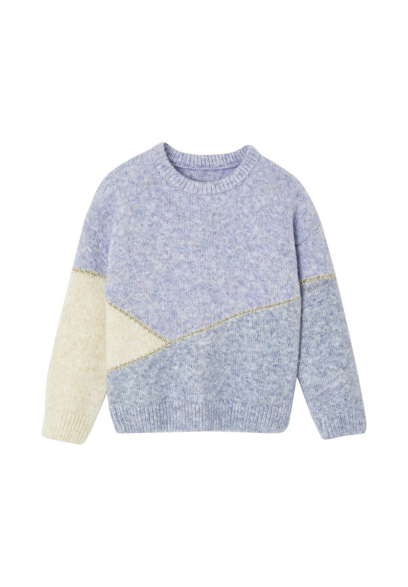Hellblauer Pullover mit Rundhalsausschnitt, der ein geometrisches Design in verschiedenen Blautönen und Creme zeigt, mit einem dezenten goldenen Akzent.