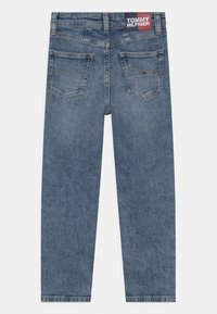 Blauwe denim jeans met een rechte pijp, voorzien van twee achterzakken en een merklabel op de tailleband. De stof heeft een gladde textuur en een gemiddelde wassing.