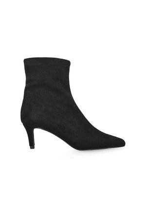 Schwarzer Wildleder-Stiefelette mit spitzer Zehenpartie und niedrigem Stiletto-Absatz, Seitenansicht vor weißem Hintergrund.