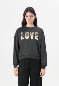 Sweatshirt in carbone con un taglio cropped e polsini a costine, caratterizzato da una grafica "LOVE" in rilievo e con accenti chiari.
