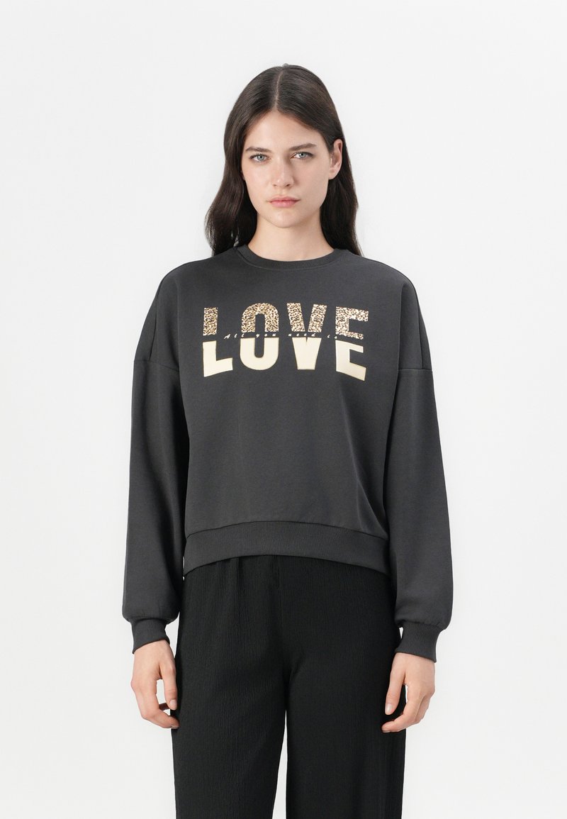 Sweatshirt in carbone con un taglio cropped e polsini a costine, caratterizzato da una grafica "LOVE" in rilievo e con accenti chiari.