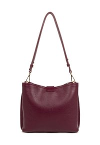 Sac à épaule en cuir bordeaux avec une surface texturée douce, un fermoir plat sur le dessus et une seule sangle réglable.