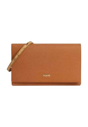 Borsa a tracolla in pelle marrone con superficie texturizzata e tracolla marrone chiaro con motivo, con piccolo logo dorato sulla patta frontale.