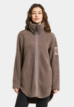 Brun fleecejakke med høj krave, hel lynlås fortil og lange ærmer. Har et tekstureret stof og sidelommer.