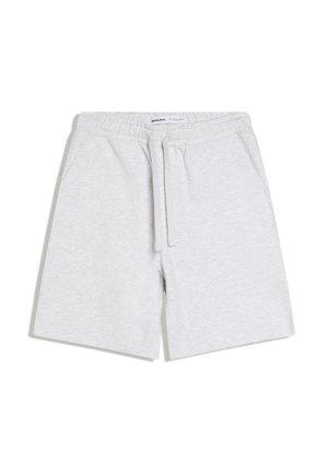 Világosszürke, alkalmi rövidnadrág rugalmas derékpánttal, húzózsinórral és oldalzsebekkel, fehér háttéren laposan elhelyezve.