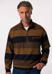 Braun-blau gestreifter Pullover mit einem Viertelreißverschluss, gerippter Textur und einer kleinen Brusttasche mit Reißverschluss. Klassisches Design.