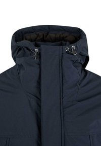 Giacca a vento blu scuro con cappuccio, caratterizzata da un colletto alto, chiusura con zip e cordini regolabili. Il materiale sembra essere resistente all'acqua e ha una consistenza liscia.