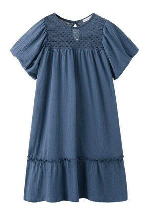 Robe bleue à manches courtes avec un empiècement en crochet, une taille froncée, un ourlet à volants, et une petite fermeture bouton en forme de goutte au niveau de l'encolure arrière.