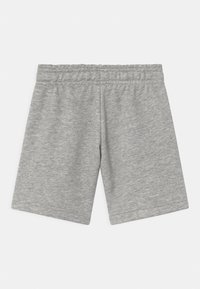 Hellgraue Freizeitshorts mit elastischem Bund, aus weichem, leicht strukturiertem Stoff, flach auf einem weißen Hintergrund präsentiert.
