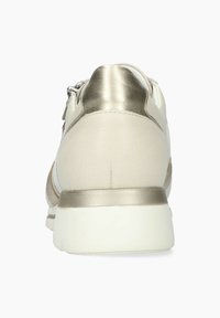 Basket en cuir blanc et doré métallique avec une finition texturée, profil bas et talon rembourré, dotée d'une fermeture éclair sur le côté.