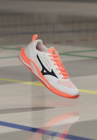 Δεν επιλέχθηκε, white/black/flamingo coral