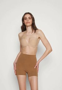 MAGIC Bodyfashion BOOTY BOOST - Muotoileva alusasu - mocha