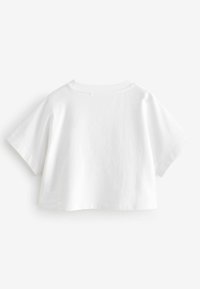 Vit kortärmad t-shirt i bomull. Har korta ärmar, rund halsringning och en slät textur med minimala sömmar.