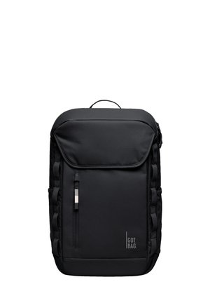 Mochila rectangular negra con bolsillo frontal con cremallera, asa superior, lazos laterales y logotipo "GOT BAG" en la parte inferior derecha.