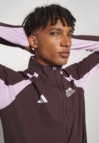 adidas Performance BERLIN 2023 MARATHON 1/2 ZIP - Longsleeve - shadow brown