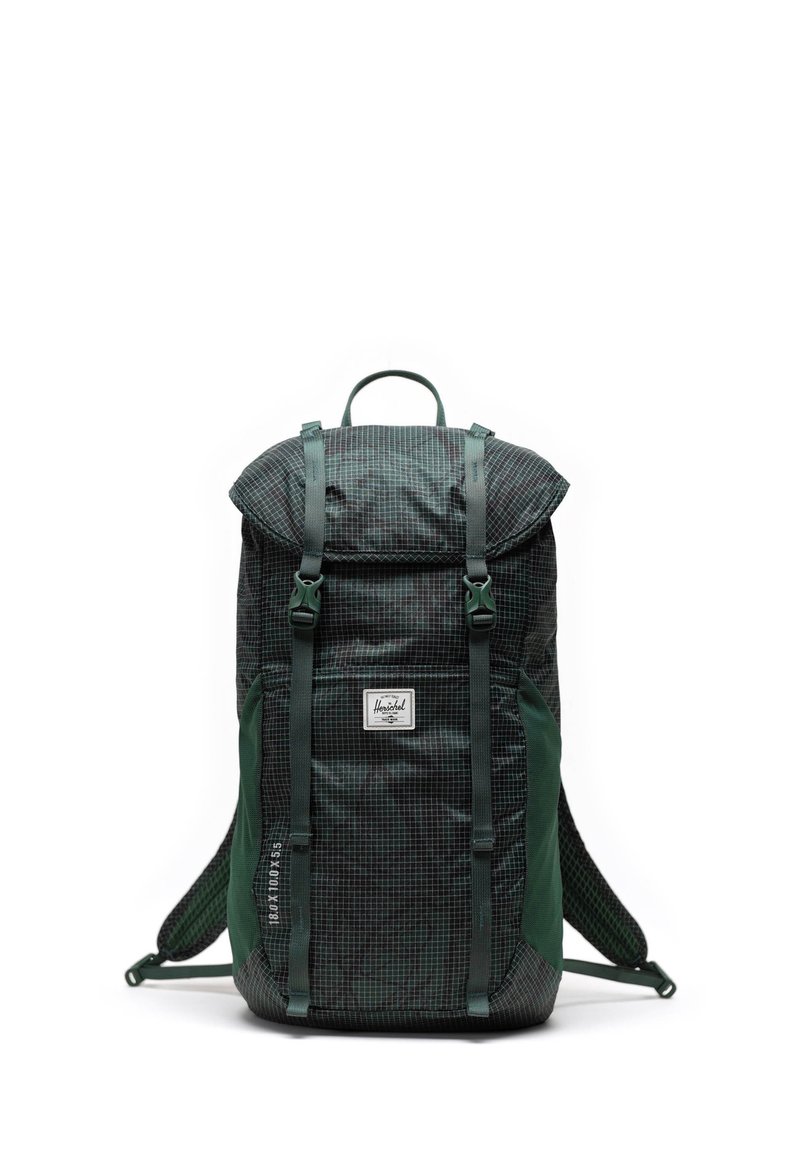 Sac à dos avec un motif carreauté vert foncé et noir, doté de bretelles réglables, d'une fermeture enroulable et d'un label logo à l'avant.