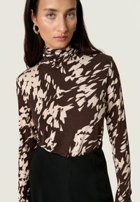 Soaked in Luxury SLHANADI PRINTED ROLLNECK LS - Longsleeve - chocolate torte leave print