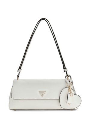 Witte rechthoekige schoudertas met zwart afgezette riem, gouden hardware, hartvormige bedel en Guess-logo op de voorklep.