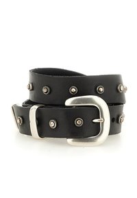 Cintura in pelle nera con borchie in tonalità argento e fibbia metallica rettangolare. La cinghia è ampia, con una superficie liscia e un design a strati.