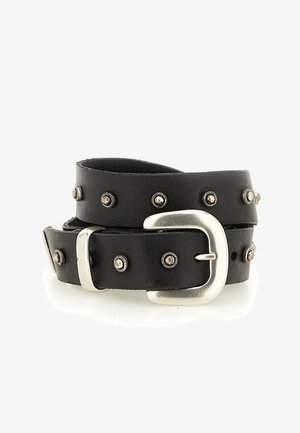 Cintura in pelle nera con borchie in tonalità argento e fibbia metallica rettangolare. La cinghia è ampia, con una superficie liscia e un design a strati.