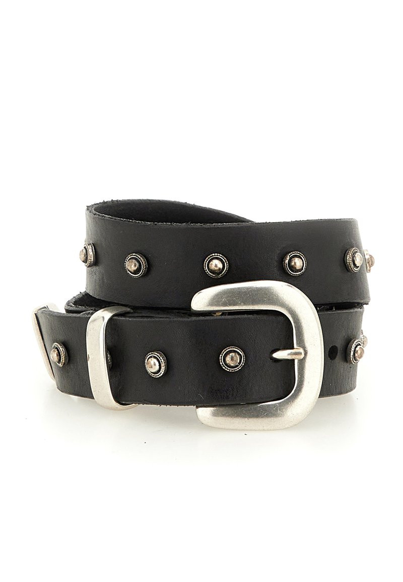 Cintura in pelle nera con borchie in tonalità argento e fibbia metallica rettangolare. La cinghia è ampia, con una superficie liscia e un design a strati.