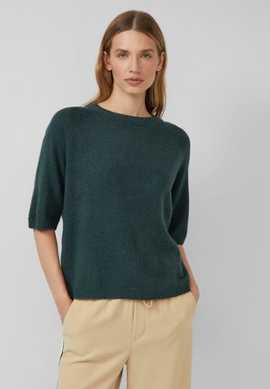 Pull à manches courtes en tricot vert foncé avec un col rond et une coupe décontractée. Texture douce avec un ourlet côtelé et des manches raglan.