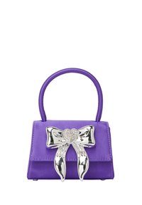 Borsa a tracolla viola in materiale liscio, con un elegante fermaglio a forma di cuore in metallo. Di piccole dimensioni, dotata di manico arrotondato e cuciture rifinite.