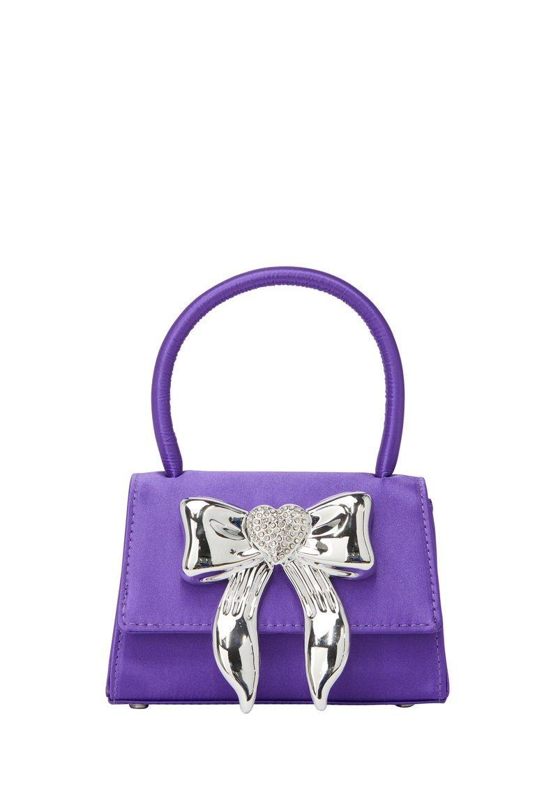 Borsa a tracolla viola in materiale liscio, con un elegante fermaglio a forma di cuore in metallo. Di piccole dimensioni, dotata di manico arrotondato e cuciture rifinite.