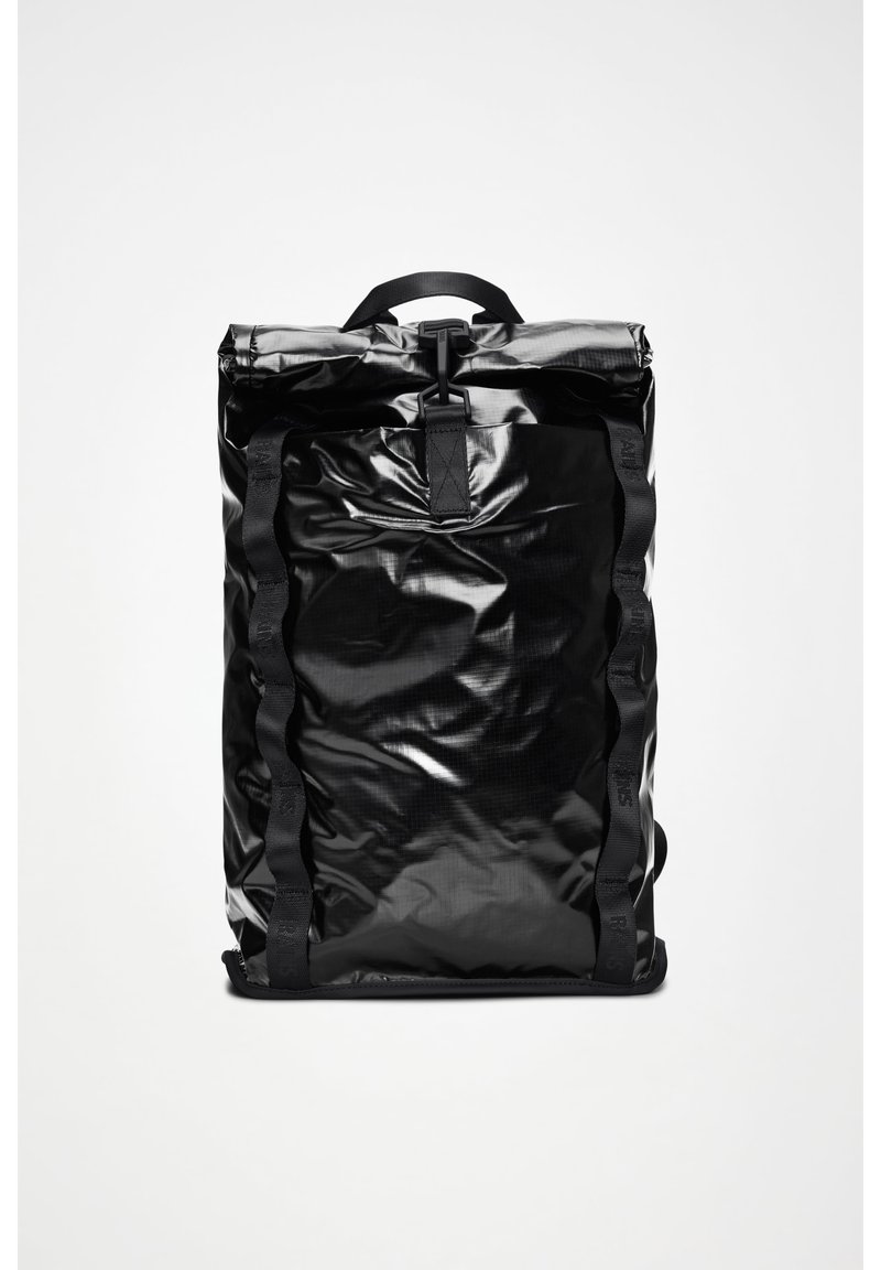 Sac à dos noir à fermeture roulante, en matériau brillant et imperméable, fermeture à boucle devant, sangles latérales et poignée de transport sur fond blanc.