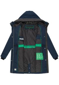 Marineblauwe parka-jack met zwarte voering, groene accenten, meerdere binnenzakken, een verstelbare capuchon en een ritssluiting aan de voorkant.