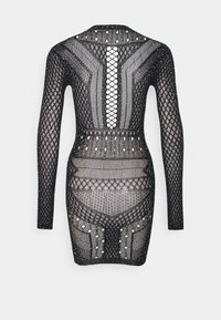 Juoda ilga rankovė suknelė iš atvirų audinių tinklo, su geometriniais raštais ir apvaliais akcentais, su kryžminiu nugaros detaliu.