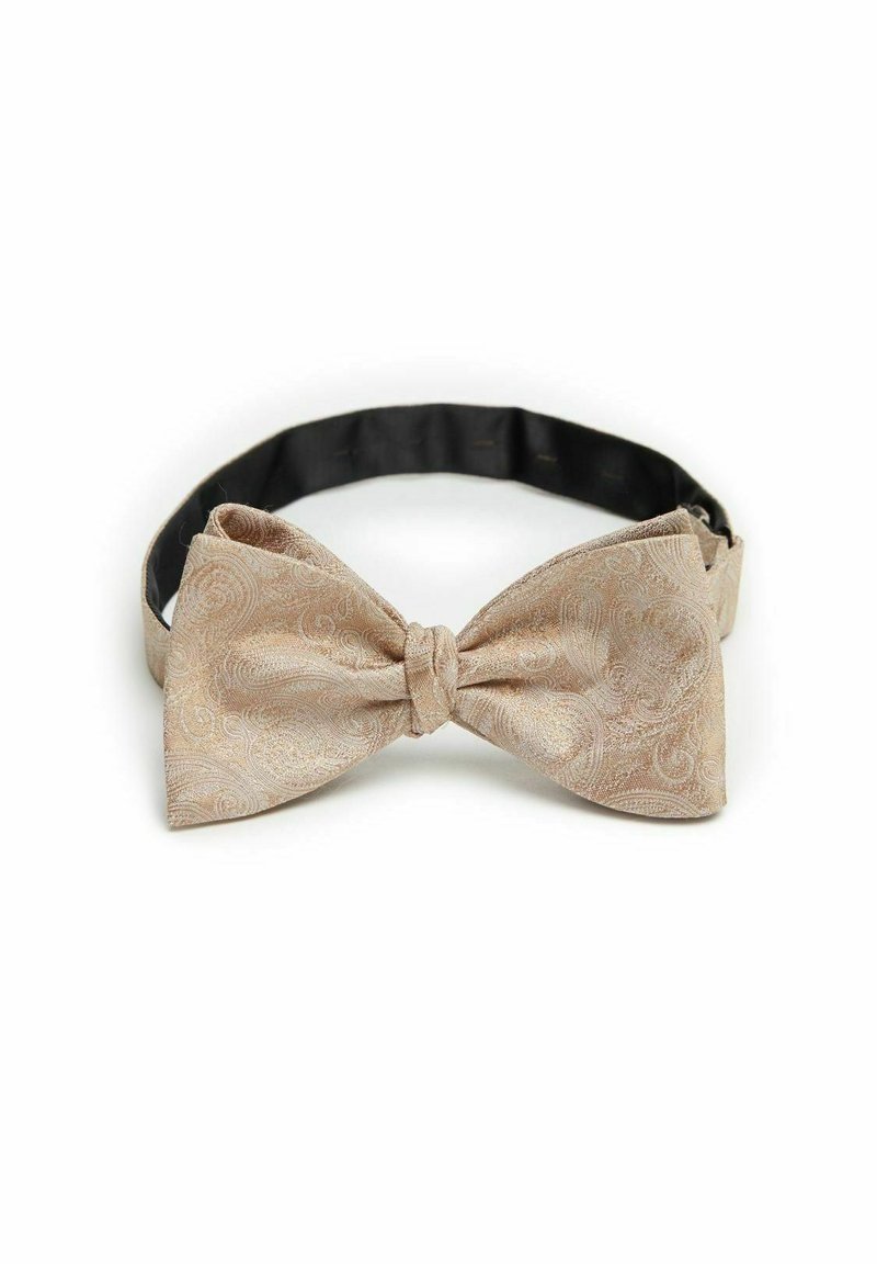 Beige paisleymönstrad fluga med en strukturerad textil; justerbar svart rem för att fästa; elegant och formell design.