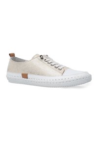 Sneaker mit einem metallischen goldenen Obermaterial und einer weißen Zehenkappe. Verfügt über eine weiße Sohle mit texturierten Details und einem braunen Akzent in der Nähe der Ferse. Flache Schnürsenkel.