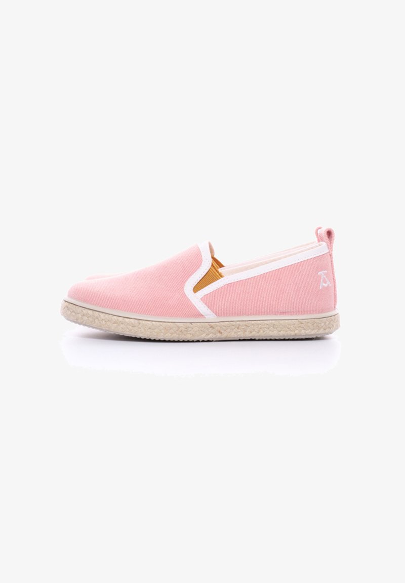 Zapato slip-on rosa hecho de lona, con acentos blancos y una suela de cuerda de yute. La vista lateral muestra un diseño simple con detalles mínimos.