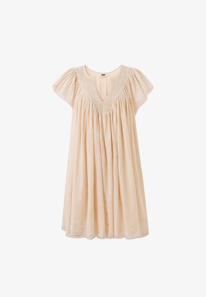 Beiges Kurzarmkleid mit tiefem V-Ausschnitt, gerafftem Passe und fließendem, gerafftem Stoff bis zur Kniehöhe.