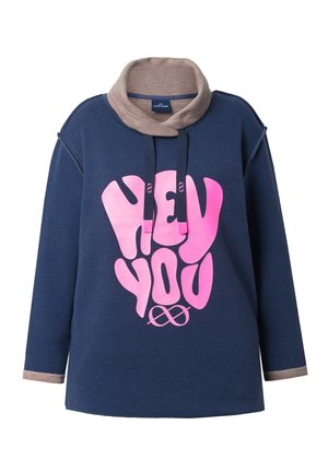 Sudadera azul marino con cuello ancho beige, con texto rosa fuerte "HEY YOU" y símbolo de infinito. Tela suave y ajuste relajado.
