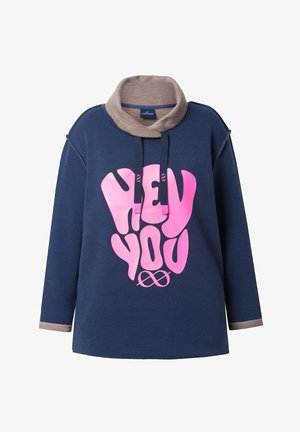 Felpa pullover blu navy con collo a cappuccio beige, con testo rosa acceso "HEY YOU" e simbolo dell'infinito. Tessuto morbido con vestibilità rilassata.