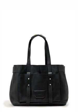 Μαύρη δερμάτινη τσάντα tote με δύο μακριές λαβές, με υφή στην επιφάνεια, εμπρόσθια τσέπη και ασημένιες διακοσμητικές λεπτομέρειες.