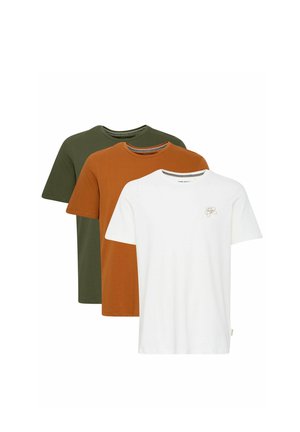 Conjunto de tres camisetas de manga corta en verde oliva, naranja quemado y blanco. Presentan cuellos redondos y un diseño minimalista con un pequeño logo.