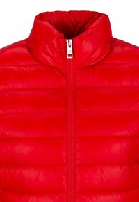 Rote Puffjacke mit hohem Kragen, horizontal gestepptem Design und einem Reißverschluss auf der Vorderseite. Hergestellt aus glänzendem, leichtem Material.
