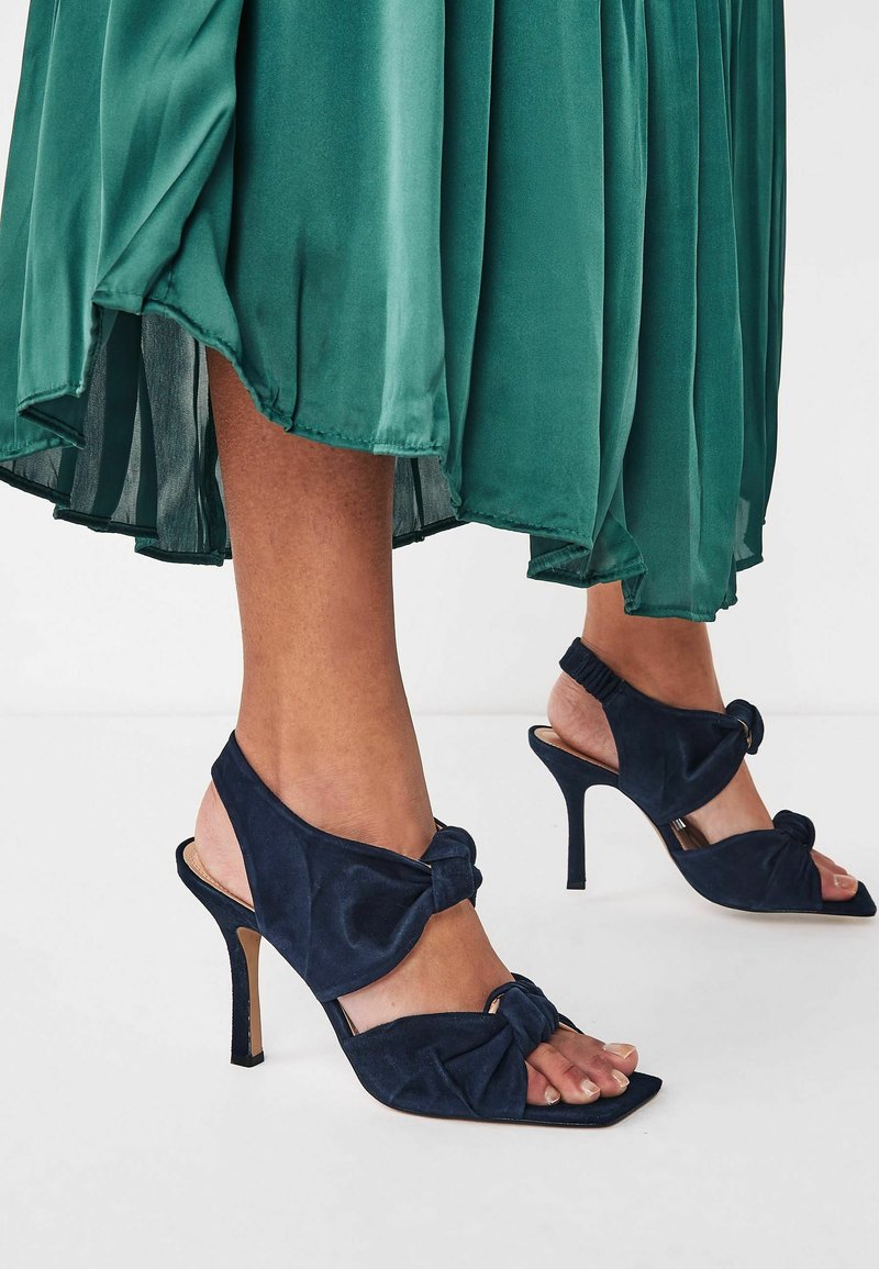 Damen Pumps | Next SIGNATURE DOUBLE KNOTRiemensandalettedark blue/dunkelblau - XJ27282 Damen Pumps | Next SIGNATURE DOUBLE KNOTRiemensandalettedark blue/dunkelblau - XJ27282