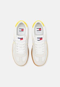 Tommy Jeans COURT - Sneakers basse - eureka yellow